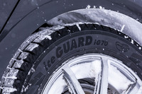 「アイスガード」は2002年に誕生したヨコハマのフラッグシップスタッドレスタイヤブランド。現在販売されている「アイスガード7」は、2017年の「アイスガード6」に続く同シリーズの第7世代にあたる。