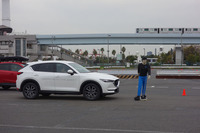 衝突被害軽減ブレーキも体験できた。停止中のクルマの陰から人形が飛び出すと、写真のように1mほど手前で停車した。