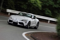 「RZ」（写真）と「SZ-R」の2グレードには、走行モードや路面状況に応じて足まわりの減衰力を最適に制御する「アダプティブバリアブルサスペンションシステム」が搭載される。