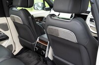 前席のシートバックの背面とドアの上下にレイアウトされた大型スピーカー。とにかく贅（ぜい）を尽くした仕立てだ。