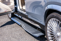 ドアを開けるとボディーサイド下部から標準装備の電動ランニングボードがせり出す。リアドア前のボード幅が広いのはショーファードリブンモデルの証しだろう。