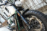 「ベースは『INT650』」とは言いつつも、フレーム、足まわりともに大幅に設計が見直されている「ベア650」。フロントにはショーワの倒立フォークを装備し、前：19インチ、後ろ：17インチのスポークホイールには、印MRF製のデュアルパーパスタイヤが巻かれている。