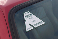 これは、大会の車検をパスしたことを示すシール（フロントガラス部）。出場に際しては、灯火類やけん引フック、ドライバーの服装などがチェックされる。