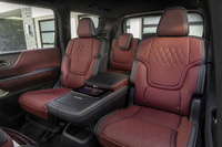 天井に組み込まれた赤外線センサーが乗員の体温を検知し、温度と風量を調節して2列目座席を快適な環境に整える同セグメント初の「バイオメトリッククーリング」を搭載。