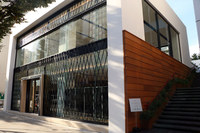 青山通りに面したブランドセンター「The House of Aston Martin Aoyama」の様子。