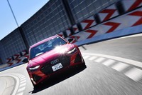 足まわりには、スポーティーなチューニングを施した「RSアダプティブエアサスペンション」を採用。走行状況に応じて4輪それぞれの減衰力を瞬時に最適化させる。4輪操舵システムも備わる。