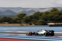 フリー走行、そして予選Q1、Q2までは僅差でハミルトンを上回っていたボッタス（写真）。しかし肝心要の予選Q3でサーキットに吹く風を読みきれず、アタックをまとめられずに0.286秒差で2位。レースでもチームメイトに歯が立たず徐々にギャップを広げられ、18秒のリードを許し2位でフィニッシュした。事実上、メルセデス同士のチャンピオン争いとなっているが、1勝分（25点）以上の36点もの大量ポイント差では争っているうちに入らない。夏を前に巻き返しが期待されている。なおメルセデスにとってはこれが通算50回目の1-2フィニッシュ。83回で歴代1位のフェラーリに、着実に迫っている。（Photo=Mercedes）