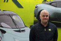 「DB11 AMR」の日本での発表に合わせて、アストンマーティンのビークルエンジニアリング チーフエンジニア、マット・ベッカー氏が来日。プレスカンファレンスで車両紹介を行った。ロータスから3年前に移籍し、市販モデルの開発を行っている。