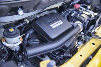 自然吸気の658cc直3エンジン。グレードにより過給機（ターボ）付きのパワーユニットも選べる。