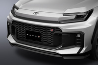 風洞試験を重ねてつくり込んだというエアロパーツが採用される「RAV4 GRスポーツ（PHEV）」のフロントフェイス。