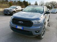 手前は「フォード・レンジャー ワイルドトラック」、左奥は「メルセデス・ベンツXクラス」。2024年12月シエナで。