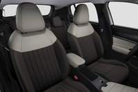 新色のグラファイト（灰色）とアイボリーのコンビカラーを使用したエコレザー表皮フロントシートが目を引く。