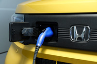 充電口は普通充電用、急速充電用ともにフロントに配置。ヤマト運輸の意見も参考に、「スライドドアが開いた状態でも充電ができる」「充電中にケーブルが従業員の足に引っかからない」等々の要件から、この場所に落ち着くこととなった。