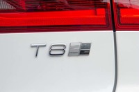 リアには「T8」「Inscription」「TWIN ENGINE AWD」のバッジが並ぶ。