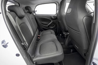 「フォーフォー」の後席では、従来のガソリンエンジン車と変わらない居住性が確保されている。特徴的なリアドアの内張りデザインは、フロントドアに準じたものだ。