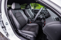 「シビックRS」のシートは、プライムスムース×ウルトラスエードのコンビ表皮に赤いステッチが入った専用アイテム。運転席には8way、助手席には4ayの電動調整機構が標準で備わり、左右いずれにもヒーターが内蔵されている。