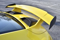 「GT3」のアイコン的装備であるリアスポイラーは、従来型よりも20mm高い位置に装着される。素材にはカーボンファイバーが用いられている。