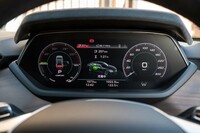 メーターパネルはフル液晶タイプの「アウディバーチャルコックピット」。ノングレア加工が施されているが、小さなバイザーが備わっている。