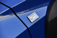 “Fスポーツ”モデルのフロントフェンダーには、「F」をかたどったエンブレムが装着される。