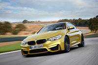 「BMW M4」がSUPER GTでデモラン