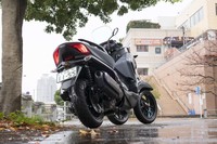 国内では2020年秋に発売された、ヤマハの三輪バイク「トリシティ300」。同ブランドはほかにも、「トリシティ125／155」「ナイケン」といったスリーホイーラーをラインナップしている。