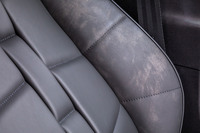 濃淡のあるアートフィニッシュレザーをシートやダッシュボードの一部に採用。「匠の技」と翻訳されるフランス伝統の職人技“サヴォア・フェール”で、ていねいに仕立てられている。