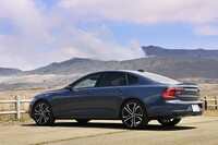 伸びやかなルーフラインが特徴のフラッグシップセダン「ボルボS90」。ボディーサイズは全長×全幅×全高＝4970×1880×1445mmとなっている。