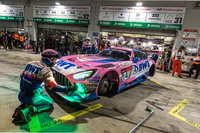 ボクは夜のピット作業風景を撮るのが大好き。クルマも傷んできて、いかにも耐久レースといった雰囲気が感じられます。