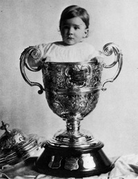 キャデラックに贈られた1909年のデュワートロフィー。収まっているのはヘンリー・リーランドの息子の、ウィルフレッド・リーランド・ジュニアである。