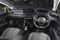 最新のプジョー車に共通する「3D iコックピット」コンセプトでデザインされたインテリア。立体的に見える遠近2層式のメーターパネルが新しい。