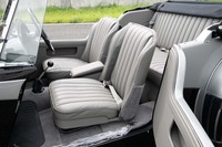 しっとりとした風合いのシート表皮には北欧産の最高級レザーを使用。きちんとした3点式のシートベルトが備わっている。