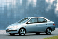 1997年に登場した初代「トヨタ・プリウス」。エンジンと電動モーターの両方を走行に利用する、ハイブリッド車の嚆矢（こうし）となった。