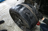 男4人に凝視されるリアタイヤの図。今回も、トレッド面からはベルトがこんにちはである。次はもっと早めに交換しよう……と前回も反省してたな。次こそは、次こそはちゃんとしますから。