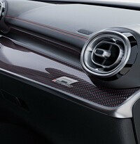 F1由来のドレスアップが光る限定車「メルセデスAMG C63 S Eパフォーマンス F1エディション」発売の画像