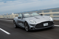 動力性能はほぼクーペに準じており、最高速はまったく同じ345km/h、0-100km/h加速は0.1秒落ちの3.4秒と公称されている。