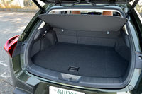 荷室の容量は5人乗車時で220リッター、リアシートの背もたれをすべて倒した状態で995リッター。