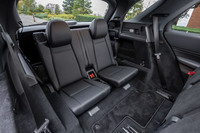 2人掛けとなる3列目シート。背もたれには50：50の分割可倒機構が備わり、3点式シートベルトも標準装備されている。