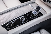 「B5 AWDインスクリプション」には、スウェーデンのオレフォス社が手がけるクリスタルシフトノブが標準で装備されている。エンジンスタート／ストップスイッチのそばにあったドライブモードセレクターは廃止され、モード切り替えはタッチパネルで操作するようになった。