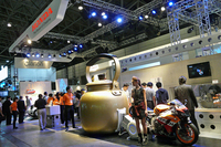 ホンダ、未来のクルマ好きのガレージを展示【CEATEC 2013】