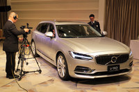 “試乗車”の「V90」は、直前まで他の訪問客への商品説明や試乗に使われていたという設定で、荷室のトノカバーが外れていたり、リアシートが倒れていたり、運転席のスライド調整がかなり前寄りだったり……という状態となっていた。