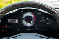 昨今のフェラーリではおなじみの、フルデジタルのドライバーインフォメーションディスプレイ。インフォテインメントシステムのインターフェイスとしての役割も担っており、携帯端末のミラーリングにも対応している。