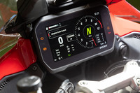 6.5型のTFTカラーディスプレイ。計器としての機能はもちろん、ライディングモードセレクターやACC、コネクテッドシステムの操作など、多くの機能がここに集約される。