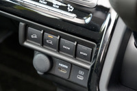 走りに関する充実した装備も「クロスビー」の特徴。「スノー」「スポーツ」などの各種ドライブモードは、全車に標準で採用。上級グレード「ハイブリッドMZ」にはシフトパドルも装備される。