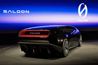 多くのクルマが上部をすぼめてキャビンをデザインするのに対し、「サルーン」ではミニバンのようにドアパネルが真っすぐに立っている。これにより、車内空間の圧迫を低減しているのだ。