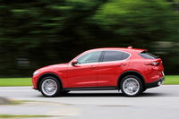 プレミアムセグメントに属するモデルだけに、歩行者対応型の自動緊急レーキや、アダプティブクルーズコントロール、車線逸脱警報などといった運転支援システムは一通り装備されている。