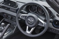 ステアリングホイールにはスムースレザーが巻かれる。前後3cmのテレスコピック調整機構は2018年の一部改良で加えられた。