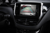 “署名”が車名の特別な「プジョー208」販売開始の画像