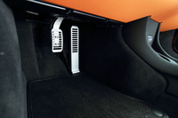 スポーツカーにとってペダルはステアリングと同じくらい大事な“入力装置”。しっかりとした作りが印象的だ。