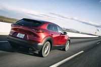 「CX-30 X Lパッケージ」（4WDの6段MT車）のカタログ燃費（WLTCモード）は、16.8km/リッター。今回は約310kmの道のりを試乗し、満タン法で10.6km/リッター、車載の燃費計で11.3km/リッターを記録した。
