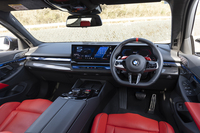 この試乗車はインテリアにブラックとレッドのコンビカラーをチョイス（オプション）。アンビエントライトはM専用カラーが選べる。